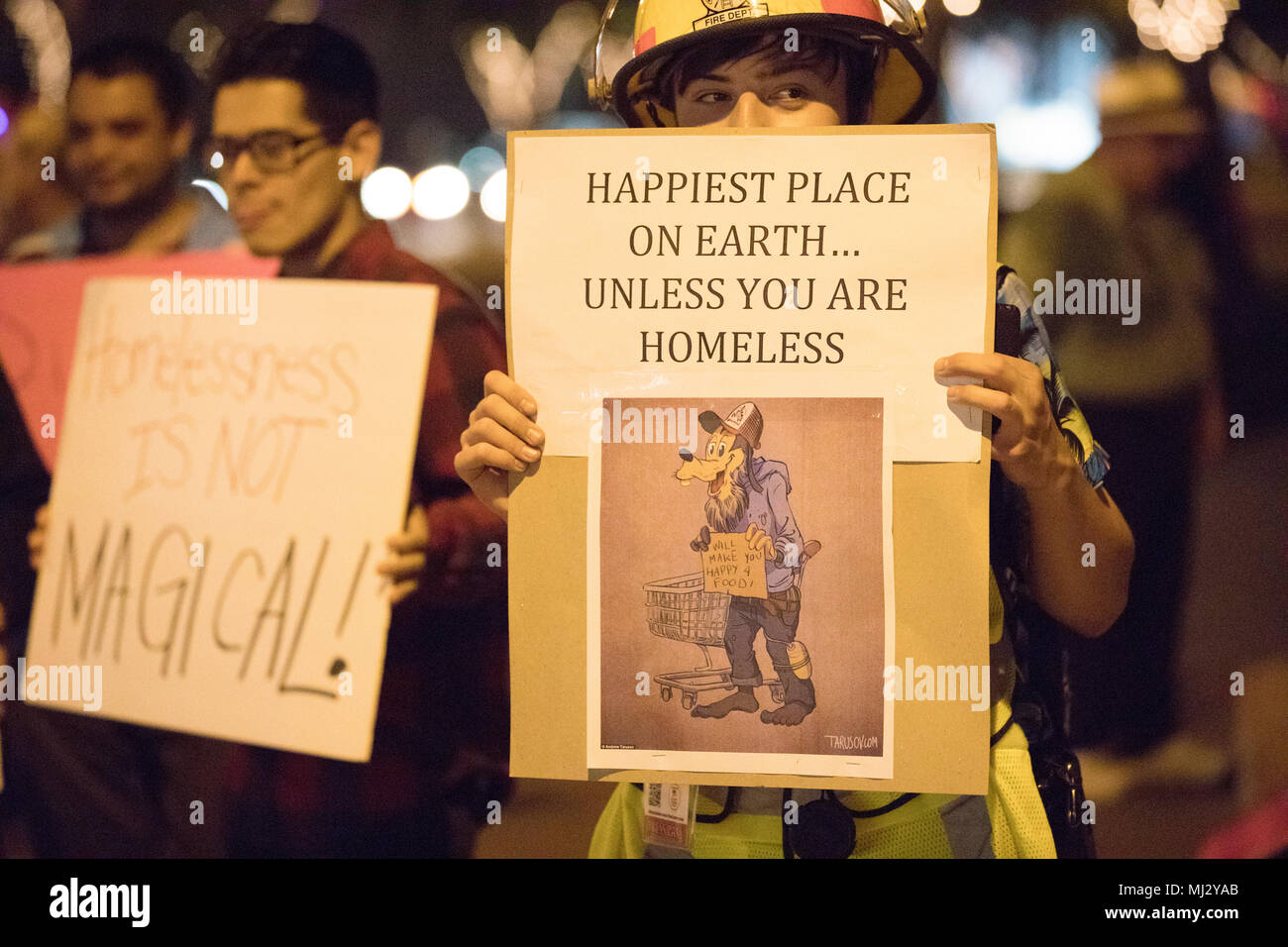 Dimostranti presso il Disney senzatetto protesta in Anaheim CA Foto Stock