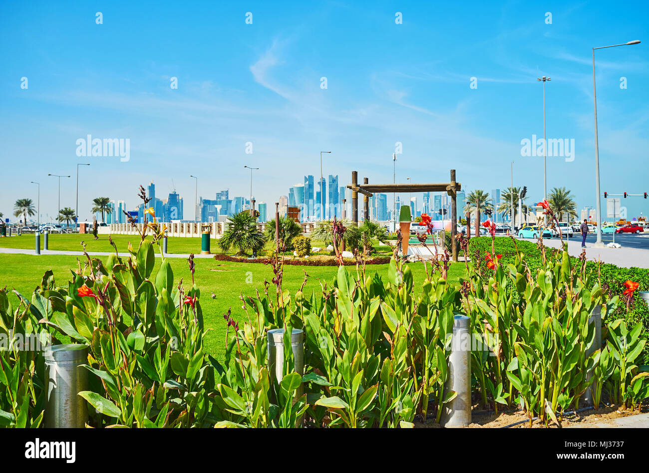 Le Bellissime aiuole e prato verde di Souq Waqif park, situato accanto al mercato storico e passeggiata sul lungomare di Doha, in Qatar. Foto Stock