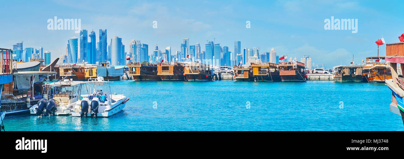Panorama del Porto con numerose dhows e la fila di avveniristici grattacieli di West Bay sullo sfondo, Doha, Qatar. Foto Stock
