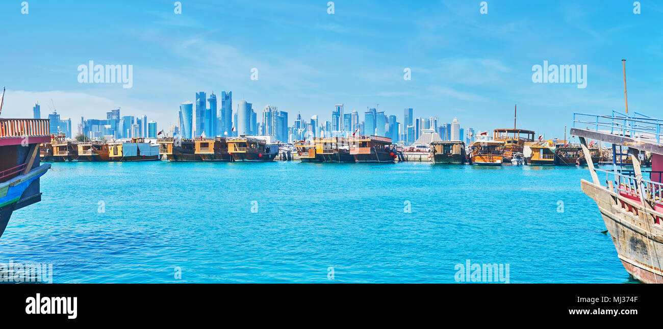 Panorama del Porto di Doha centro città con una vista sui grattacieli moderni di Al Dafna quartiere sulla West Bay sullo sfondo, Doha, Qatar. Foto Stock