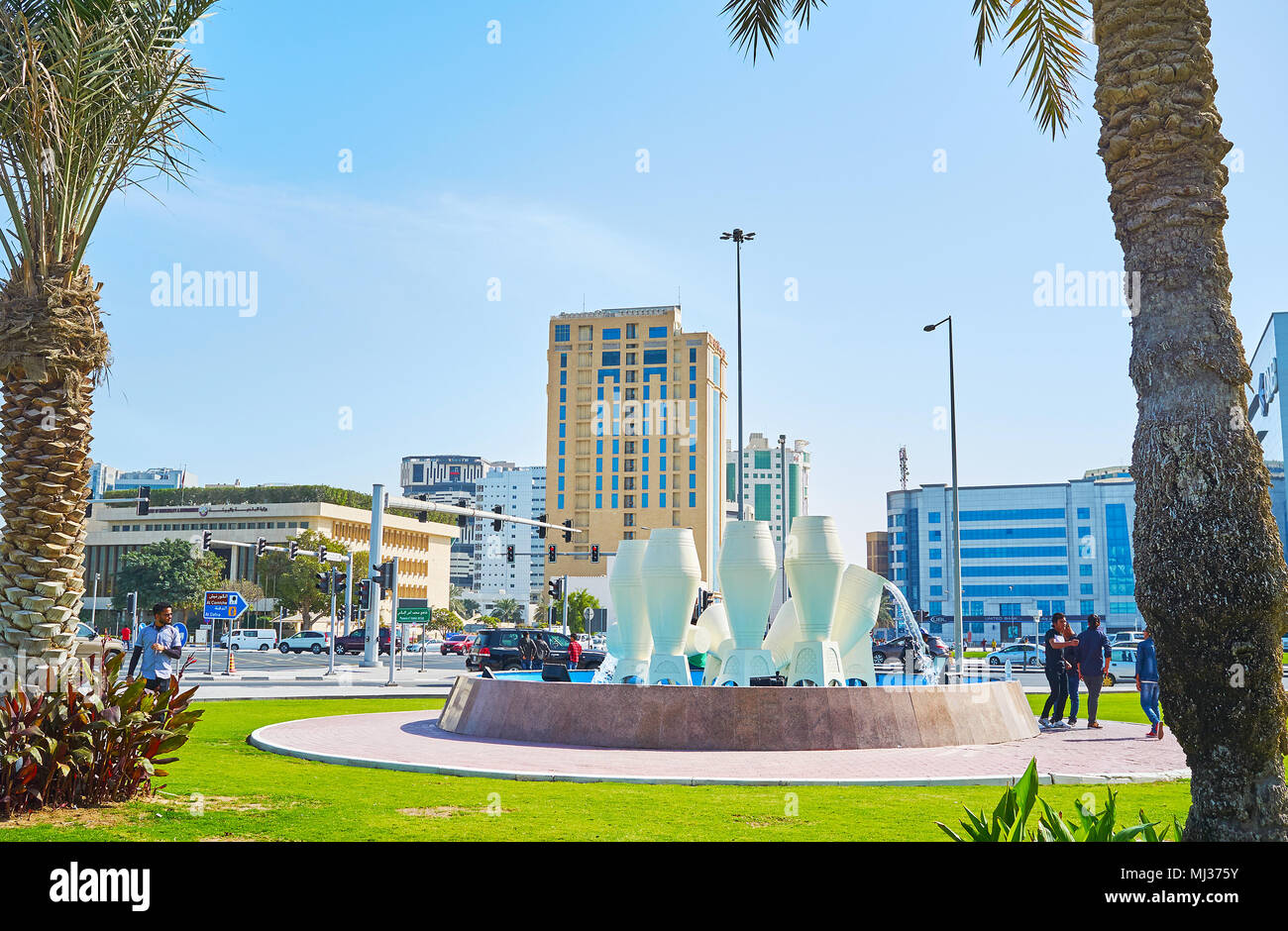 DOHA, Qatar - 13 febbraio 2018: il vasetto di acqua Un Monumento in mezzo al verde del lungomare Corniche, il 13 febbraio a Doha Foto Stock