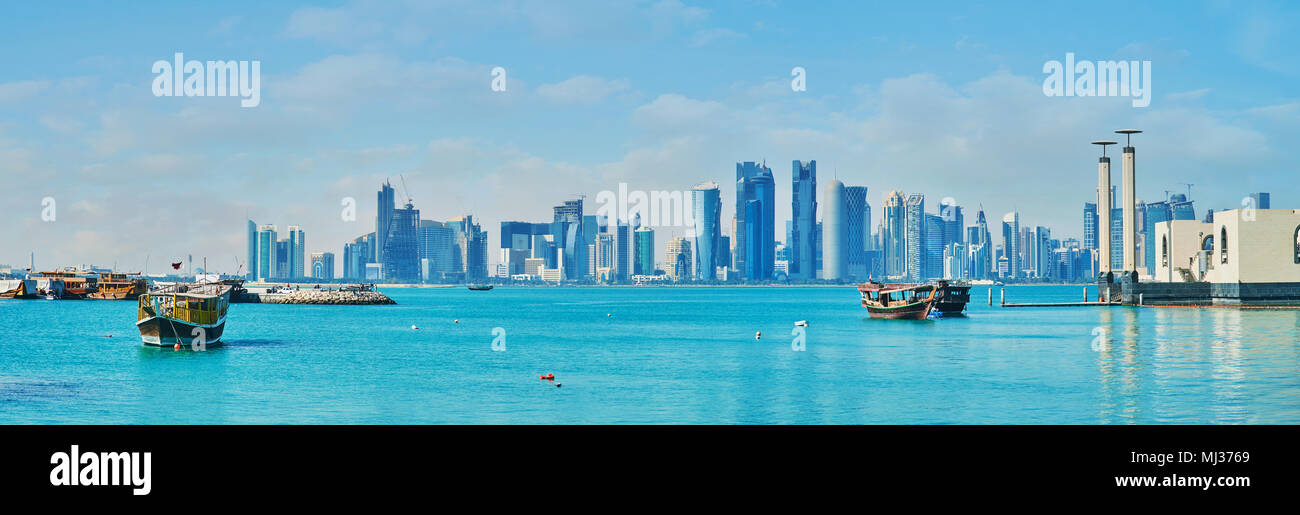 La vista mare sui grattacieli futuristici di West Bay dal lungomare Corniche, Doha, Qatar. Foto Stock