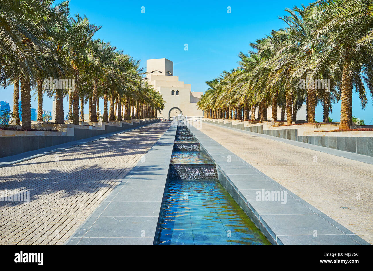 DOHA, Qatar - 13 febbraio 2018: la passeggiata lungo i filari di palme per il Museo di Arte Islamica, situato alla fine di Corniche lungomare Foto Stock