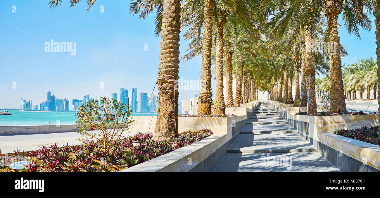 La passeggiata nel parco del Museo con aview sui grattacieli di West Bay e le brillanti acque blu del Golfo Persico, Doha, Qatar. Foto Stock