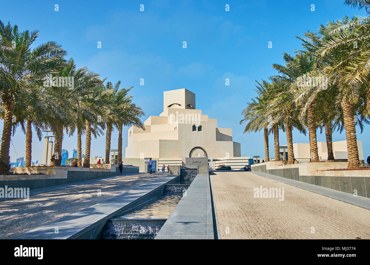 DOHA, Qatar - 13 febbraio 2018: Il bellissimo e moderno edificio del museo di arte islamica e fontana, allungandosi lungo il vicolo pedonale sul foregr Foto Stock
