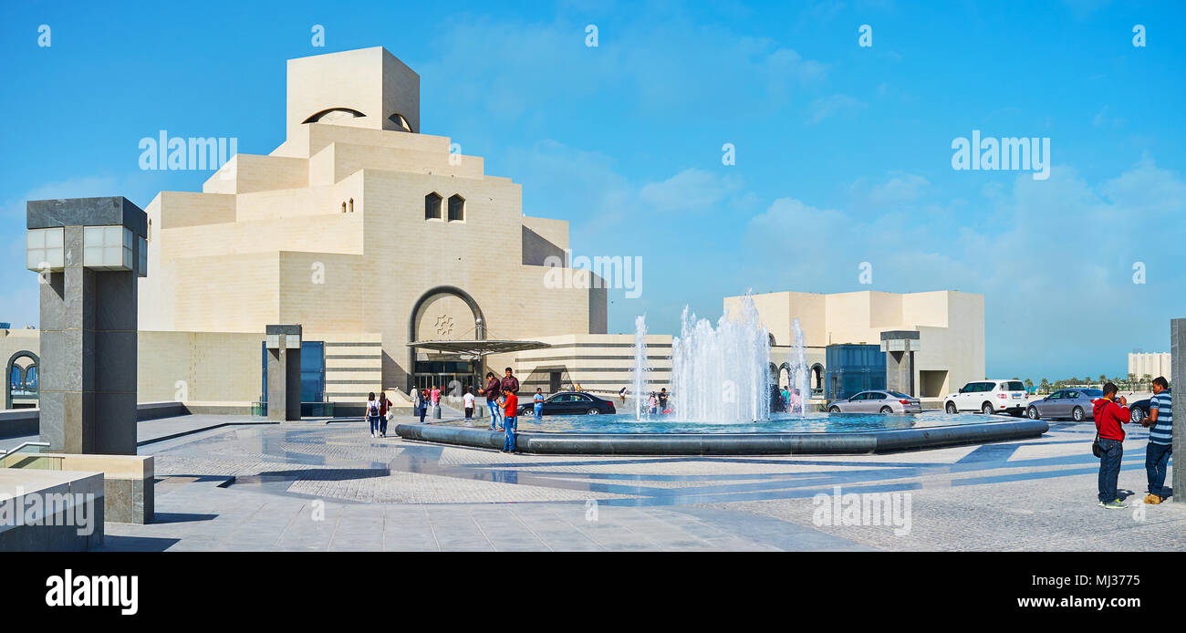 DOHA, Qatar - 13 febbraio 2018: le fresche fontane di fronte al moderno edificio in pietra di arte islamica museo, situato sulla piccola isola accanto al Foto Stock