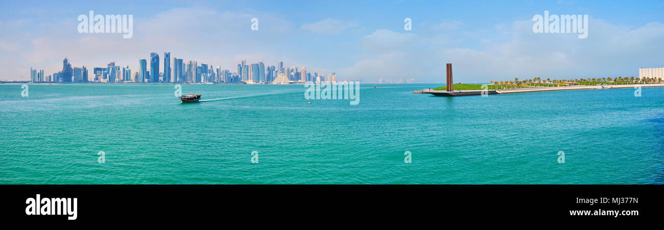 Il punto di vista sul Museo Island è il luogo perfetto per godersi il paesaggio marino e la giungla urbana di Al Dafna district sullo sfondo, Doha, Qatar. Foto Stock