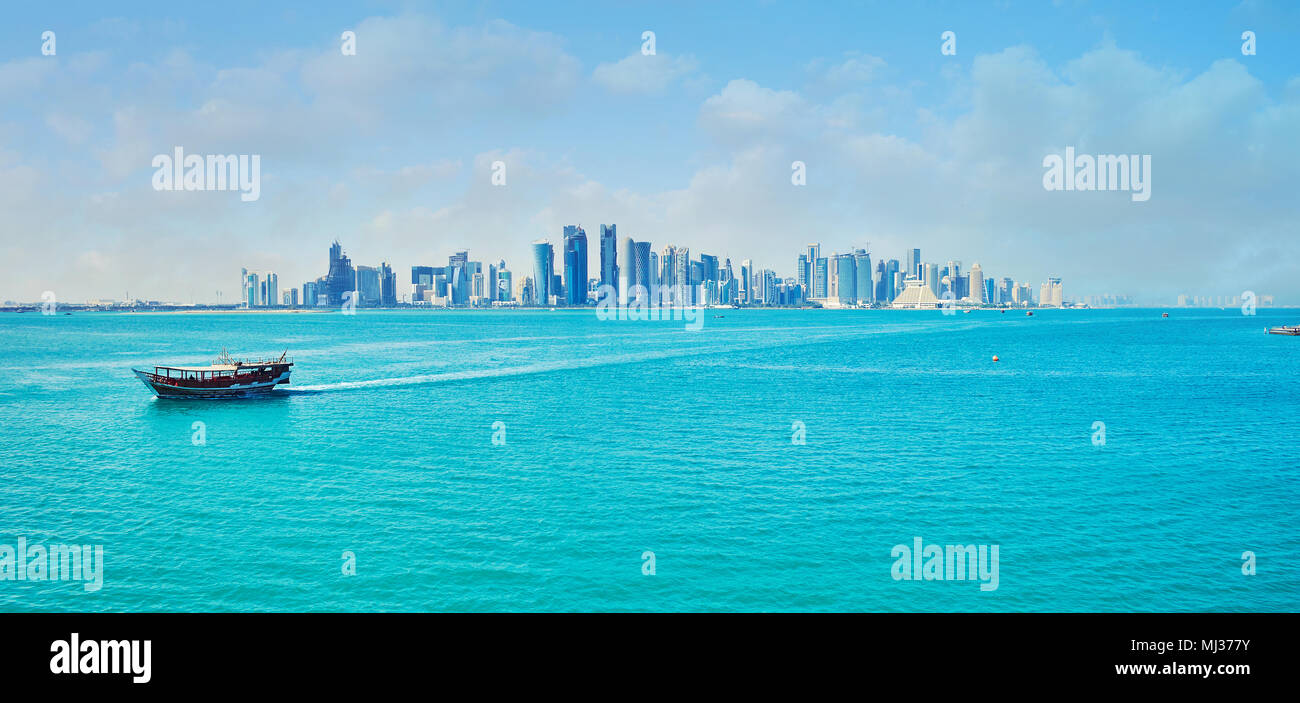 DOHA, Qatar - 13 febbraio 2018: Il paesaggio marino del Golfo Persico con iconico skyline di Doha - vetro e metallo grattacieli di West Bay quartiere, su F Foto Stock