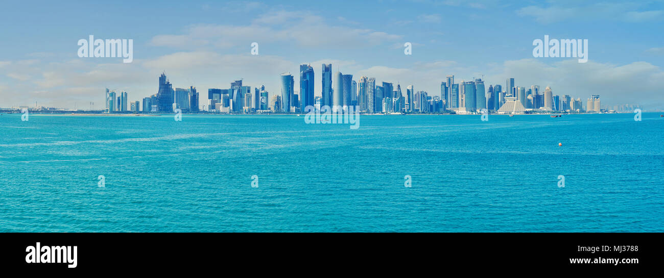 Panorama di West Bay quartiere dal punto di vista di tutta la costa di curve di Doha, in Qatar. Foto Stock