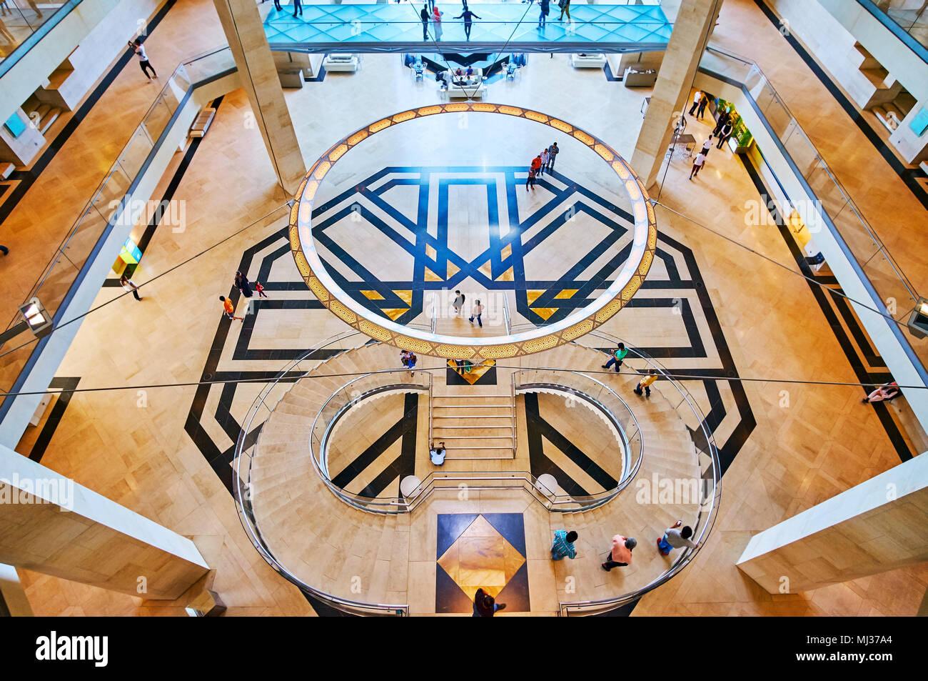 DOHA, Qatar - 13 febbraio 2018: il lampadario circolare al di sopra della scala curva e pavimento ornamentali del Museo di Arte Islamica, il 13 febbraio in Doh Foto Stock