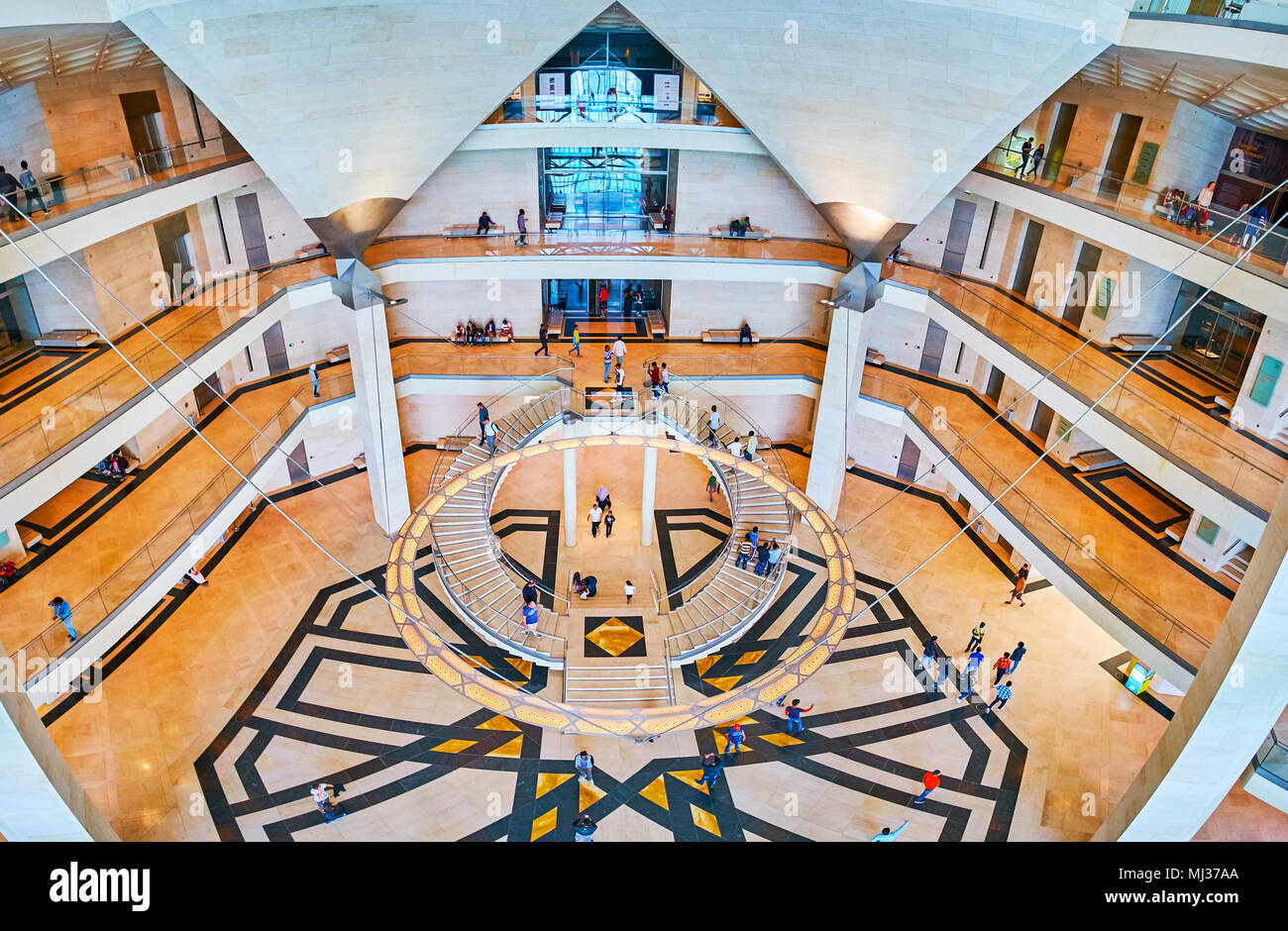 DOHA, Qatar - 13 febbraio 2018: Panorama della grande hall moderna del Museo di Arte Islamica con la grande sala centrale, il 13 febbraio a Doha. Foto Stock