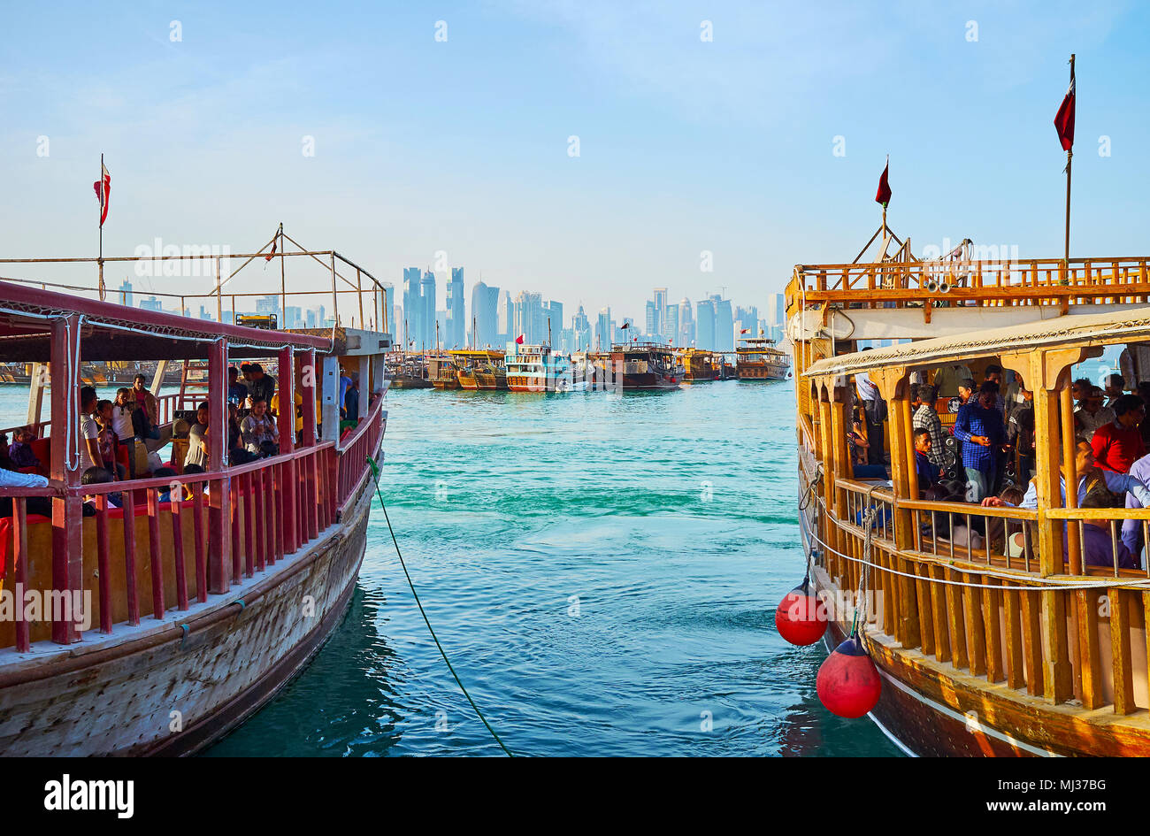 DOHA, Qatar - 13 febbraio 2018: i viaggi costieri nei tradizionali barche di legno sono popolari del momento della spesa in città, così le navi sono particolarmente crowde Foto Stock
