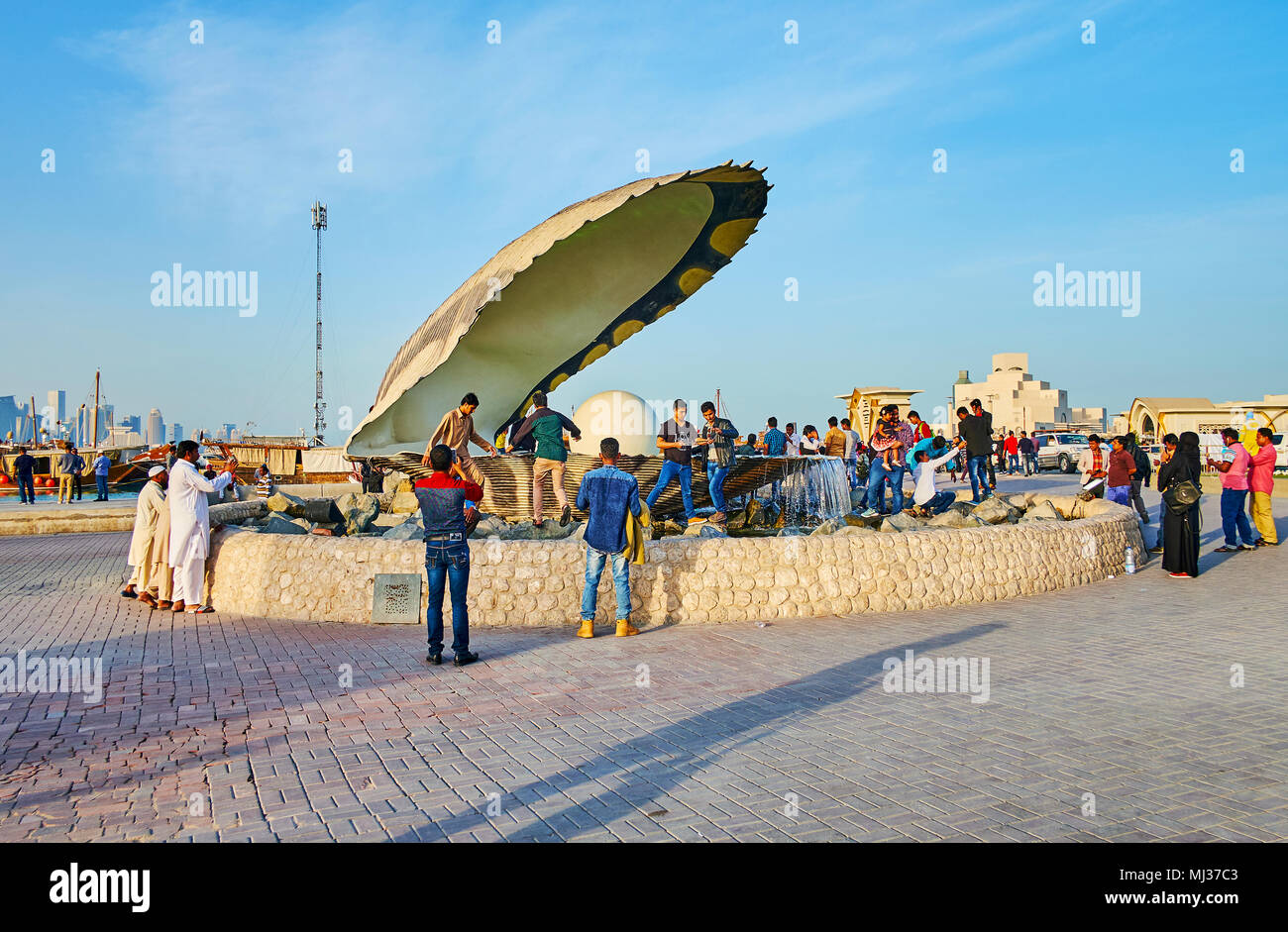 DOHA, Qatar - 13 febbraio 2018: la folla presso il Pearl fontana - il luogo popolare per selfies sul lungomare Corniche, il 13 febbraio a Doha. Foto Stock