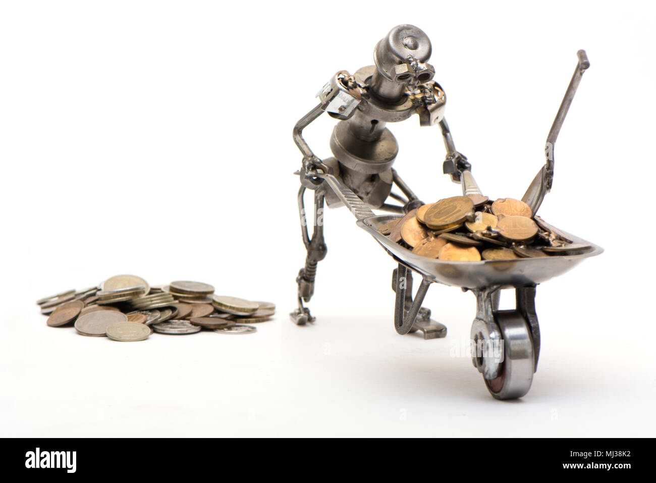 La persona стимпанк di rotoli con il carrello di denaro isolato su uno sfondo bianco in avanti Foto Stock
