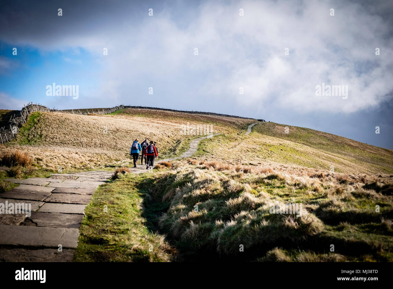 Walkers sul Pen Y Gand Hill parte del Yorkshire Tre Cime , North Yorkshire, Inghilterra Foto Stock