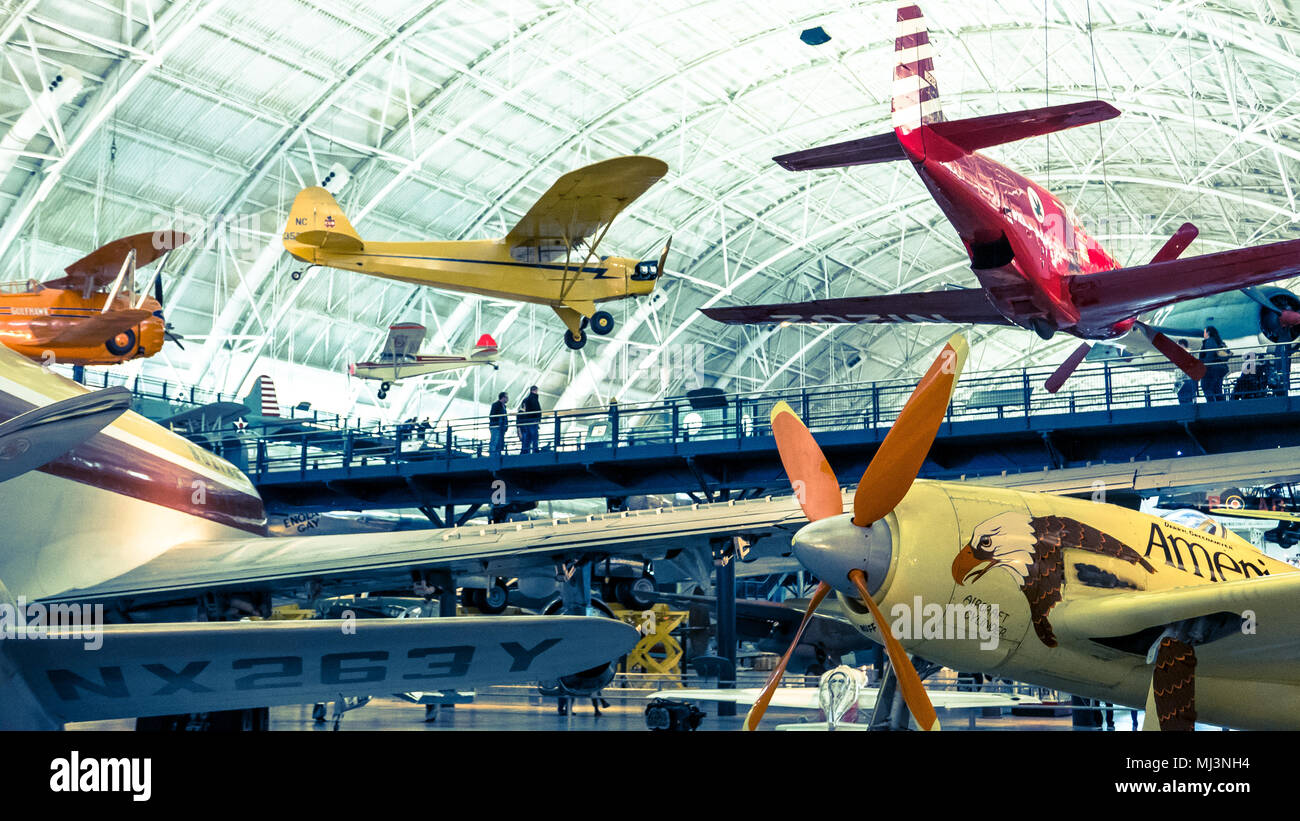 Storico e vintage piani su schermo di Steven F. Udvar-Hazy Center in Virginia Foto Stock