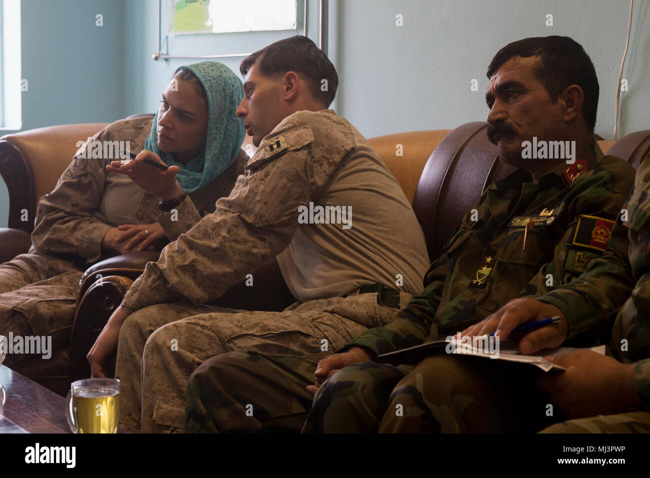 Stati Uniti Marines con la Task Force Southwest (TFSW) e soldati con l esercito nazionale afgano (ANA) 215th Corps ascoltare durante una shura a Bost Airfield, Afghanistan, Marzo 13, 2018. Leader di ANA e zona 505th Polizia nazionale afgana (ANP) si sono riuniti con i loro omologhi TFSW, per discutere le attuali e future operazioni di combattimento nella provincia di Helmand. L'ANA e ANP continua a lavorare insieme, con corsi di formazione e assistenza da TFSW, al fine di espandere la cintura di sicurezza nel centro di Helmand. (U.S. Marine Corps raccolta immagini per celebrare il coraggio di impegno di dedizione e di sacrificio di U.S. Braccio Foto Stock