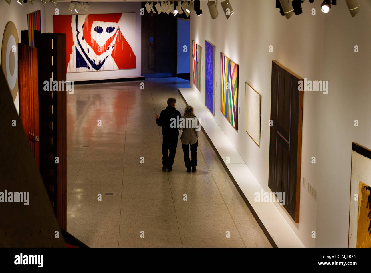 Due persone all'interno del Pavillon Claire et Marc Bourgie in Montreal al Museo delle Belle Arti Foto Stock