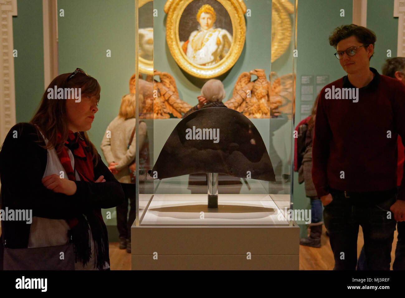 Le persone che cercano a Napoleone due monopolizzato il cappello in un display a Montreal Fine Art Museum Foto Stock