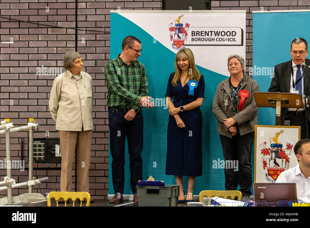 Brentwood Essex, 4 maggio 2018 un momento awkard in seguito ad un annuncio di un consiglio elettorale in Brentwood Essex come il vincitore del conservatore di Hutton East Ward, Olivia Sanders sembra rifiutare di agitare le mani con un avversario Credit Ian Davidson/Alamy Live News Foto Stock