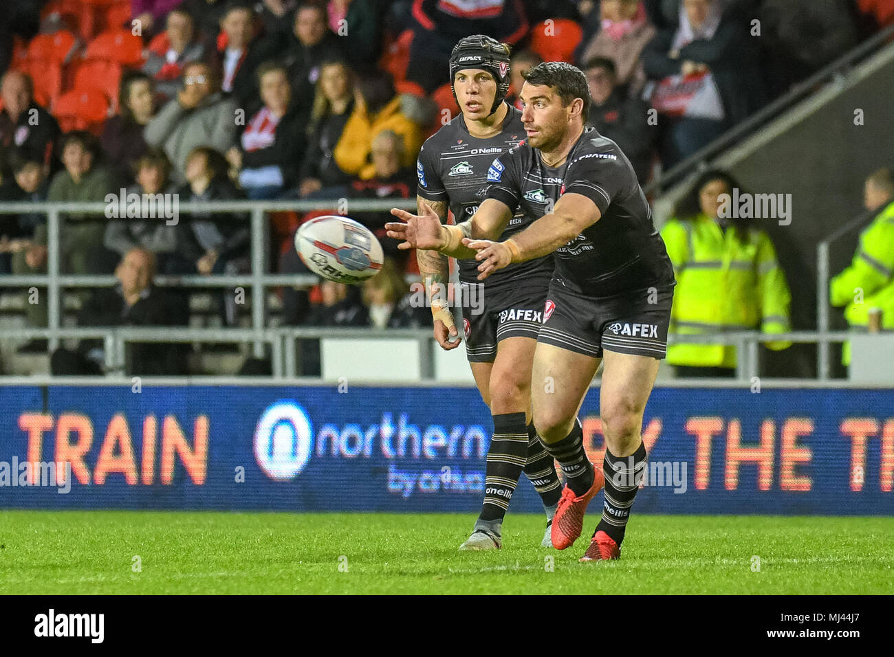 Il 3 maggio 2018, totalmente Wicked Stadium, St Helens, Inghilterra; Betfred Super League Rugby, Round 14, St Helens v Catalans Dragons; Matty Smith di St Helens incendi la palla fuori ampia Foto Stock