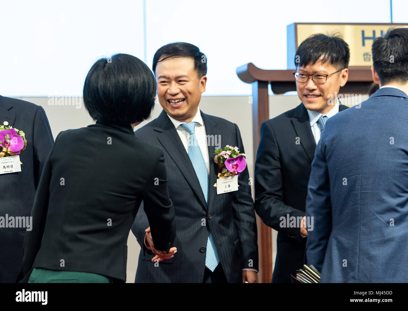 Hong Kong, Hong Kong, Cina. Il 4 maggio, 2018. HONG KONG, CINA - 04 Maggio 2018: Un Ping e Healthcare Technology Company Limited da Shenzhen in Cina elenco a HKEX in Exchange Square Central Hong Kong.La società è il trading come stock 1833 Gooddoctor PA. Le app in base alle cure mediche è detto a rivoluzionare la ricerca di servizi medici.Wang Tao, fondatore, Presidente e CEO di Ping Un soddisfa le visite presso l'elenco evento. Credito: Jayne Russell/ZUMA filo/Alamy Live News Foto Stock