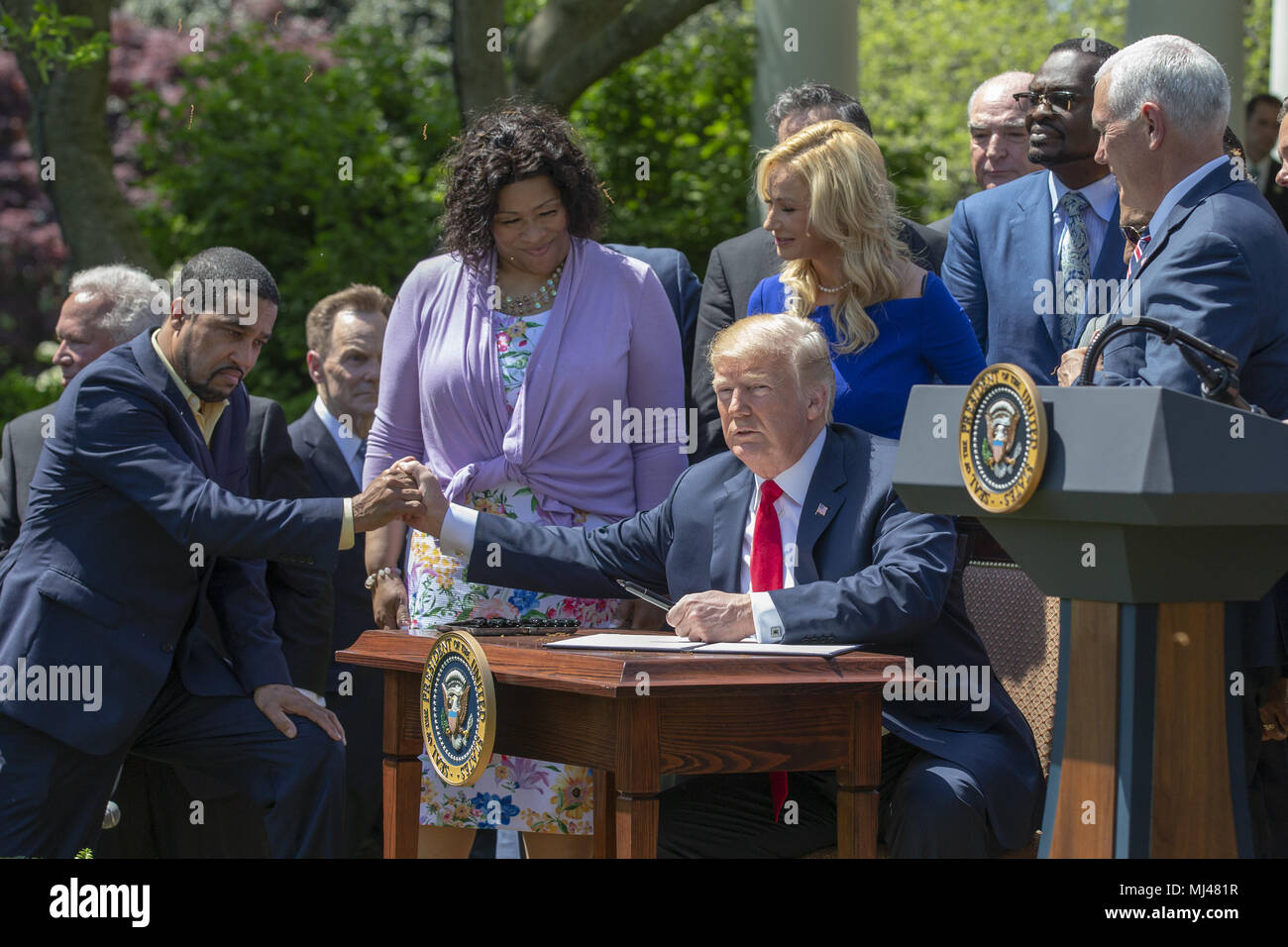 Washington, Stati Uniti d'America. 03 Maggio, 2018. Il Presidente degli Stati Uniti, Trump saluta un leader religioso come Lui firma un ordine esecutivo per garantire che tutti basati sulla fede europee hanno forti sostenitori della Casa Bianca durante una giornata nazionale di preghiera evento nel Giardino delle Rose alla Casa Bianca a Washington il 3 maggio 2018. Credito: Alex Edelman/CNP | Utilizzo di credito in tutto il mondo: dpa/Alamy Live News Foto Stock