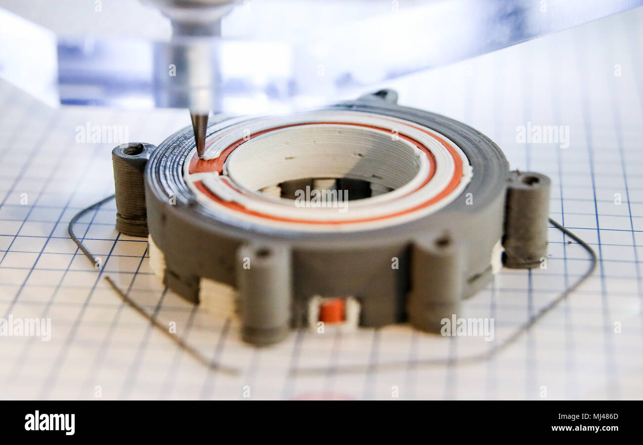 17 aprile 2018, Germania, Chemnitz: 3-D printer riveste un motore elettrico con uno strato di ceramica isolante in un laboratorio presso l Università tecnica di Chemnitz. Dopo 4 anni di ricerca, i ricercatori hanno sviluppato un metodo per combinare il rame, ferro e ceramica in un processo di stampa. Questo permette la costruzione di precedentemente impossibili geometrie del motore. Foto: Jan Woitas/dpa-Zentralbild/dpa Foto Stock
