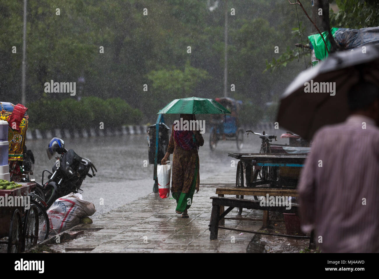 Dacca in Bangladesh - 04 maggio : persone su strada durante la pioggia improvvisa a Dhaka, nel Bangladesh il Maggio 04, 2018. Credito: zakir hossain chowdhury zakir/Alamy Live News Foto Stock