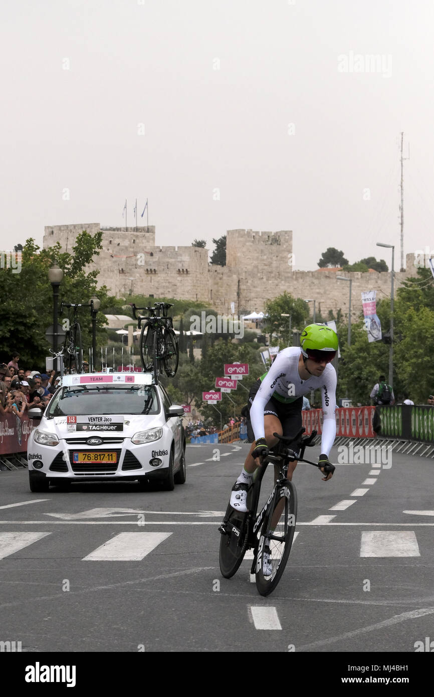 Gerusalemme, Israele, 04 maggio 2018. South African racing ciclista Jaco Venter e la dimensione del team di dati passato la Gerusalemme della vecchia città di bastioni durante la 101st Giro d'Italia, Tour dell'Italia nel primo stadio che è 9,7 chilometri prova a cronometro individuale. La gara del "Big Start', a partire da oggi, segna la prima volta che qualsiasi del ciclismo di tre gare importanti -- il Giro d'Italia, Tour de France e Vuelta a Espana -- inizierà al di fuori dell'Europa. Credito: Eddie Gerald/Alamy Live News Foto Stock