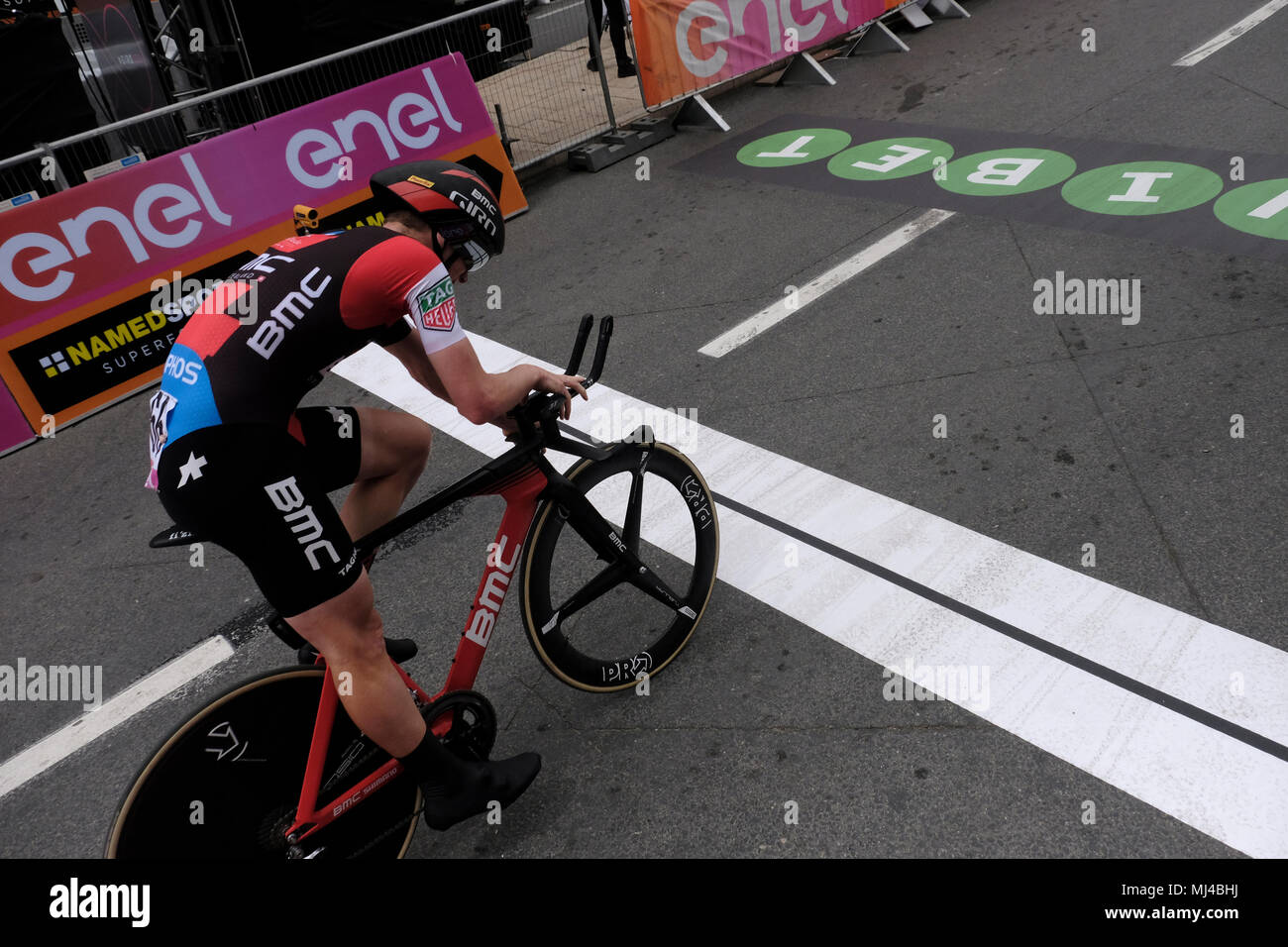 Gerusalemme, Israele, 04 maggio 2018. Racing ciclista che corre per la BMC racing team attraversa la linea di arrivo al termine del 9,7 chilometri prova a cronometro individuale durante la prima fase dell'101st Giro d'Italia, Tour d'Italia svolge in Gerusalemme. La gara del "Big Start', a partire da oggi, segna la prima volta che qualsiasi del ciclismo di tre gare importanti -- il Giro d'Italia, Tour de France e Vuelta a Espana -- inizierà al di fuori dell'Europa. Credito: Eddie Gerald/Alamy Live News Foto Stock