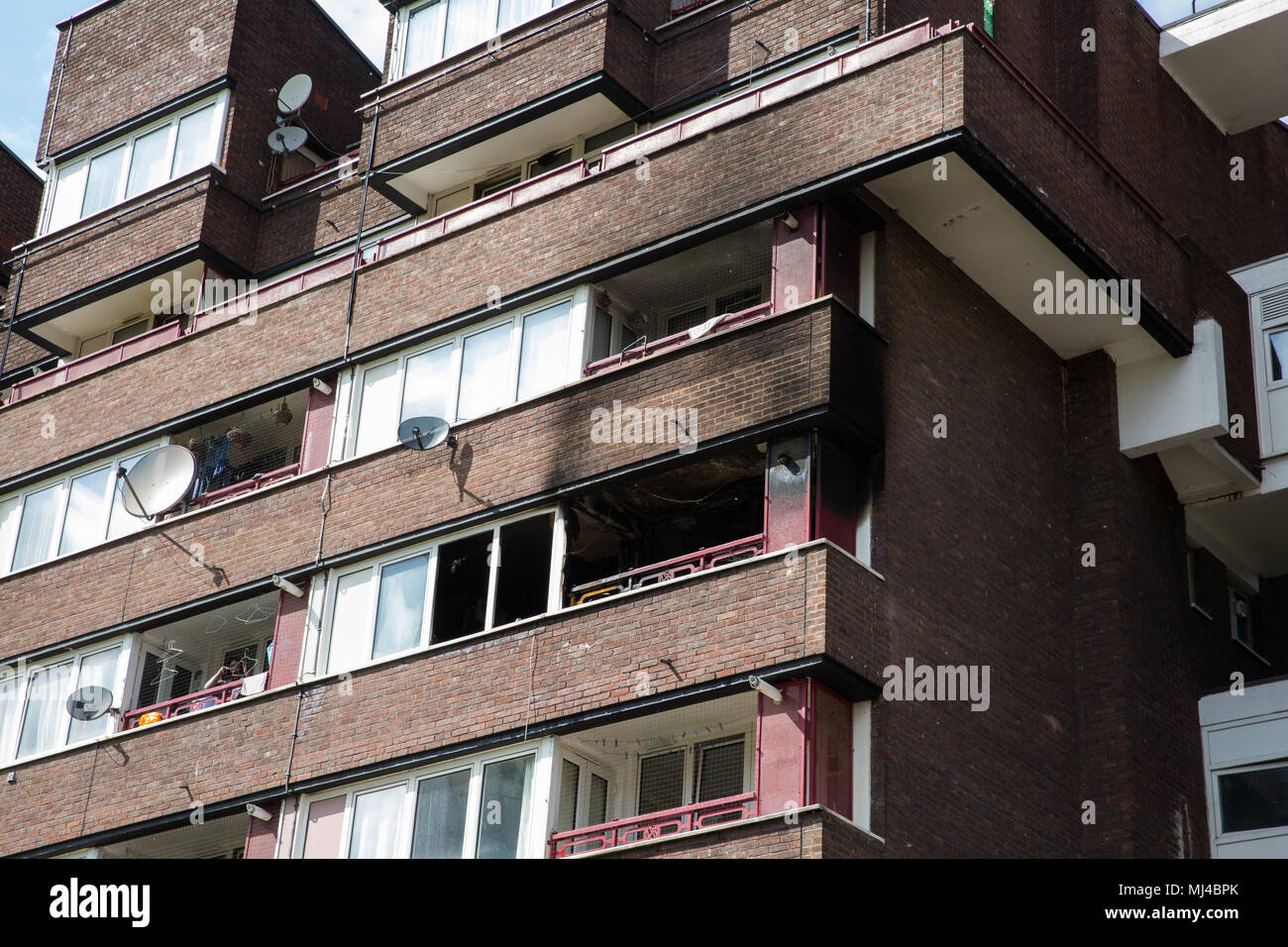 Londra, Regno Unito. Il 4 maggio, 2018. L'appartamento al quarto piano di un blocco in luogo con verricello, Surrey Quays, dove un incendio scoppiato. Londra Vigili del Fuoco di premere liaison officer informato che un totale di otto pompe erano chiamati fuori all'incendio e che nessuno era presente nell'appartamento al momento dell'incendio. Credito: Mark Kerrison/Alamy Live News Foto Stock