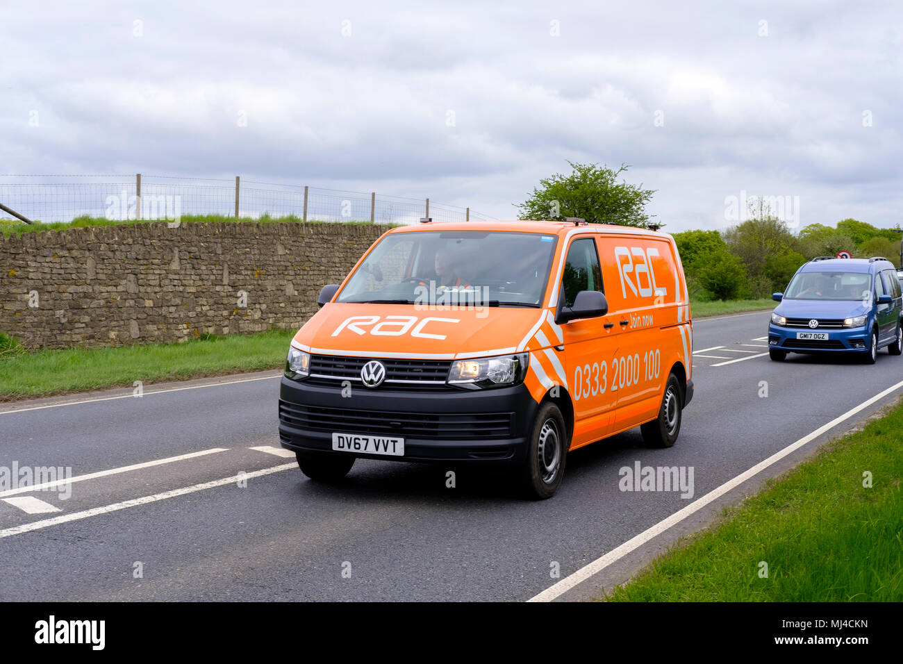 Amesbury, Regno Unito. 4 maggio 2018 Amesbury Wilts. Taffic pesanti su A303 passando stonehenge il famigerato tratto su strada andando verso ovest con la gente in direzione ovest paese per il Weekend con un bellissimo sole previsioni. Credit Paul Chambers Alamy Live News Foto Stock