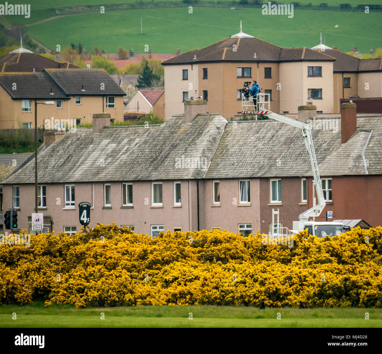 Musselburgh, Scozia, 4 maggio 2018. Musselburgh Race Course, Musselburgh, East Lothian, Scozia, Regno Unito. La telecamera su una gru per filmare la horse racing event Foto Stock
