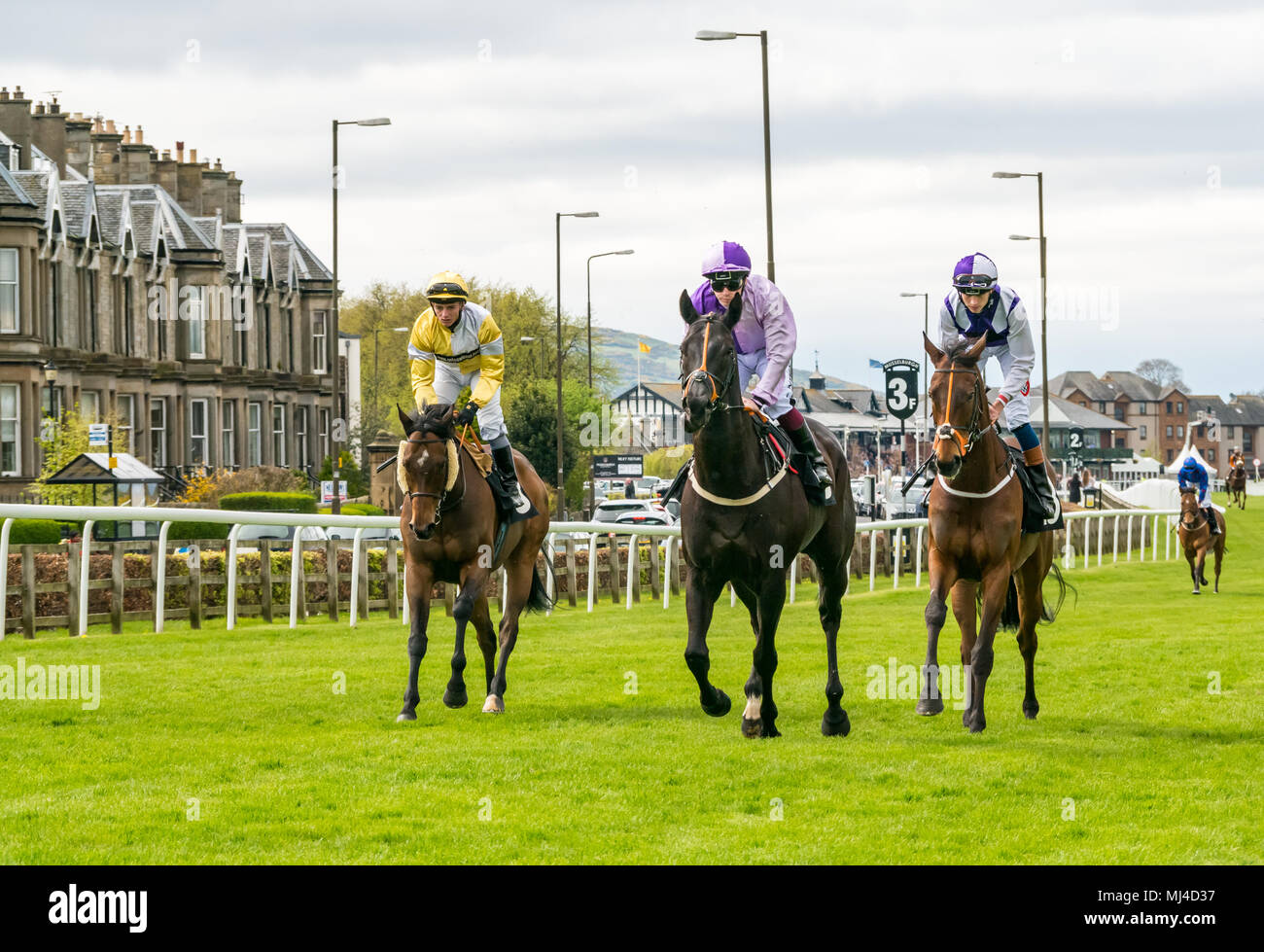 Musselburgh, Scozia, 4 maggio 2018. Circuito di Musselburgh, Musselburgh, East Lothian, Scozia, Regno Unito. Una corsa di cavalli galoppa al punto di partenza al pomeriggio piatto corsa incontro. Cavallo ‘Pearl Acclaim’ cavalcato dal jockey David Allan, ‘Fethiye’ cavalcato da Andrew Mullen, e ‘Pea Shooter’ cavalcato da ben Robinson Foto Stock