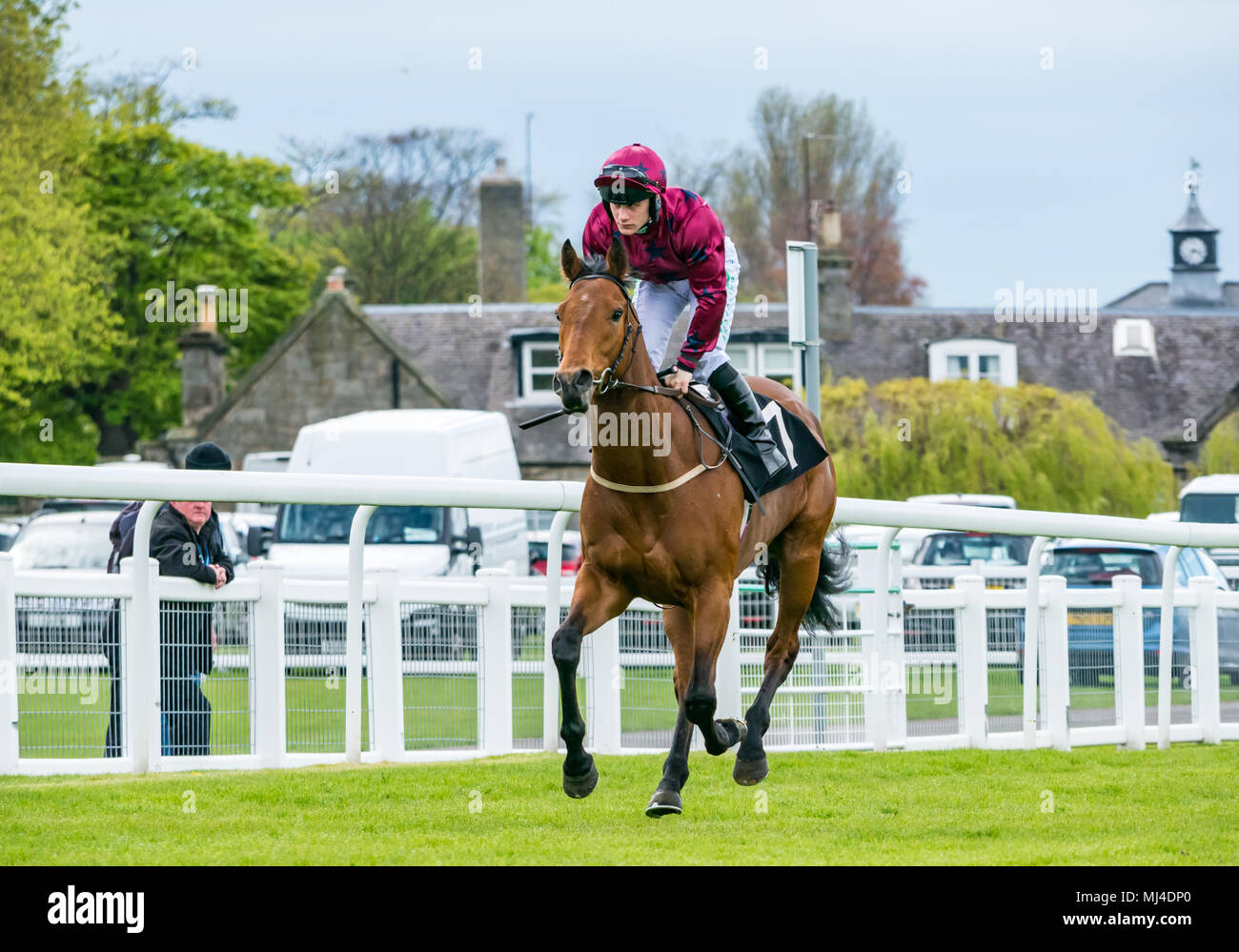 Musselburgh, Scozia, 4 maggio 2018. Musselburgh Race Course, Musselburgh, East Lothian, Scozia, Regno Unito. Una corsa di cavalli galoppa per la partenza al pomeriggio flat horse racing si incontrano. Horse 'Milton Road' cavalcato da jockey Jason Hart in 3,40 Weatherbys Bank Foreign Exchange Handicap Foto Stock
