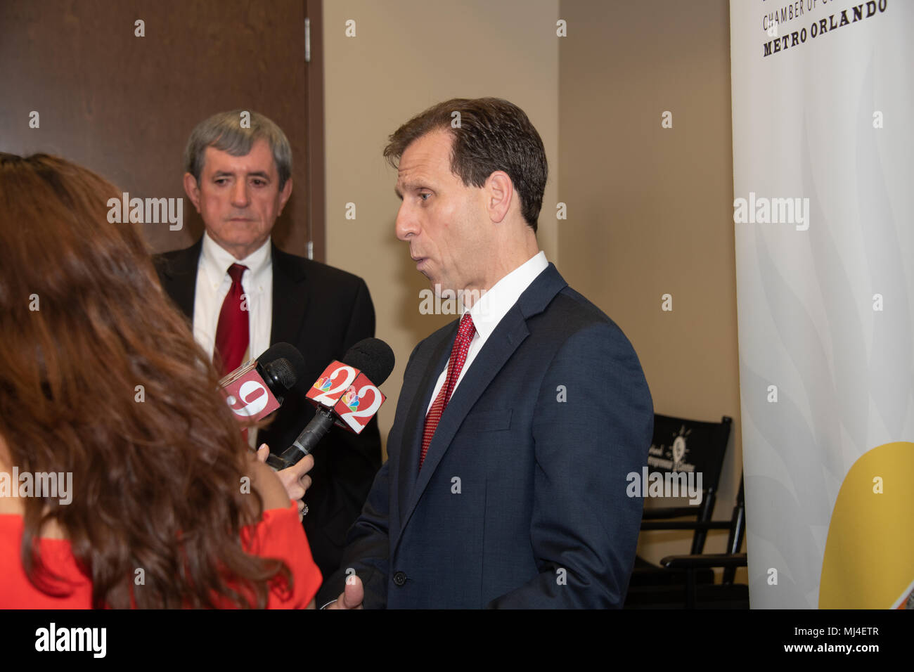 Orlando, FL, Stati Uniti d'America. 04 Maggio, 2018. Orange County Florida Mayoral Candidate Rob Panepinto (imprenditore e filantropo) parla di TV locali/premere dopo il primo Mayoral discussione delineando i piani regionali se eletto sindaco di Orange County. Il dibattito si è svolto alla Camera ispanica di Metro Orlando. Credito: Maria Kent/Alamy Live News. Foto Stock