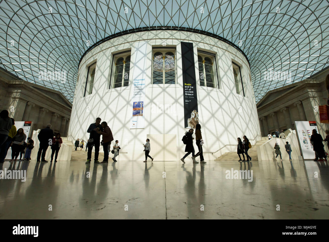 Londra, Regno Unito. Il 4 maggio, 2018. Foto scattata il 4 Maggio 2018 mostra la sala di lettura al centro della grande corte nel British Museum a Londra, Gran Bretagna. British Museum di sala lettura, eretta nel cuore del museo è attualmente chiuso per lavori di ristrutturazione. Karl Marx ha speso un sacco di tempo nella sala di lettura durante i suoi anni a Londra. Credito: Tim Irlanda/Xinhua/Alamy Live News Foto Stock