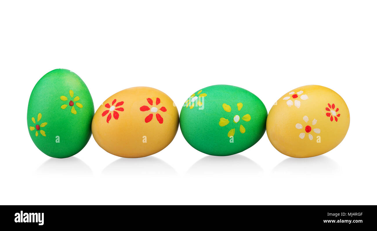 Multi colore le uova di pasqua con fiori fatti a mano isolati su sfondo bianco Foto Stock