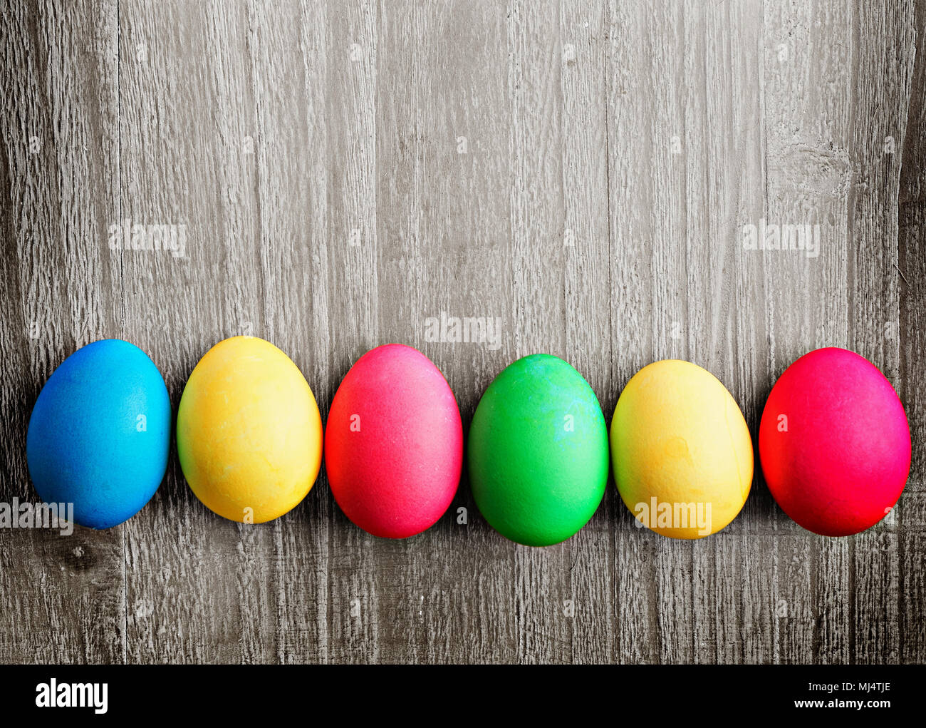 Multicolori uova di pasqua su vintage sfondo di legno Foto Stock