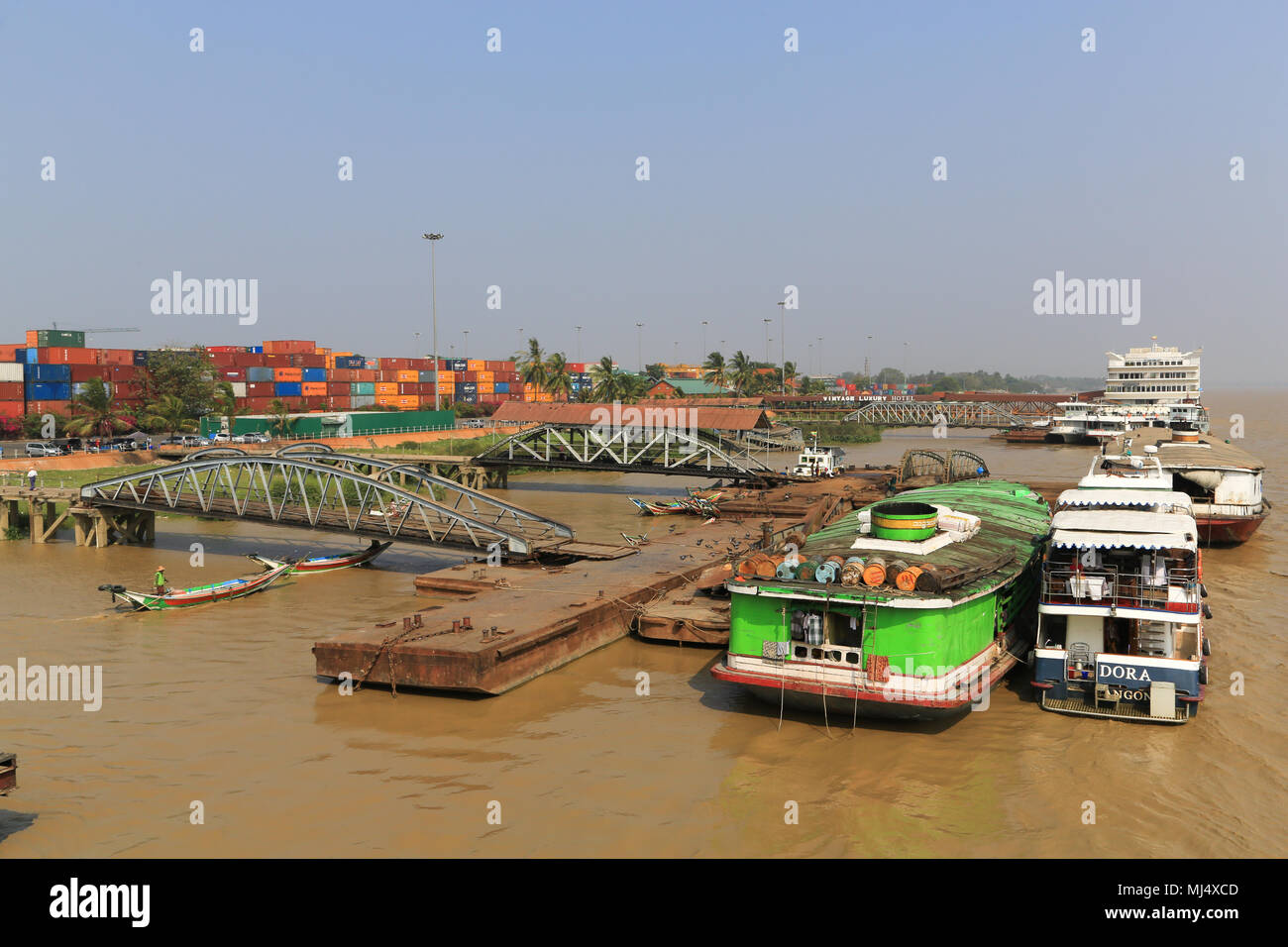 Riverboats e pontili galleggianti a Botahtaung molo sul fiume Yangon waterfront a Yangon, Myanmar (Birmania). Foto Stock