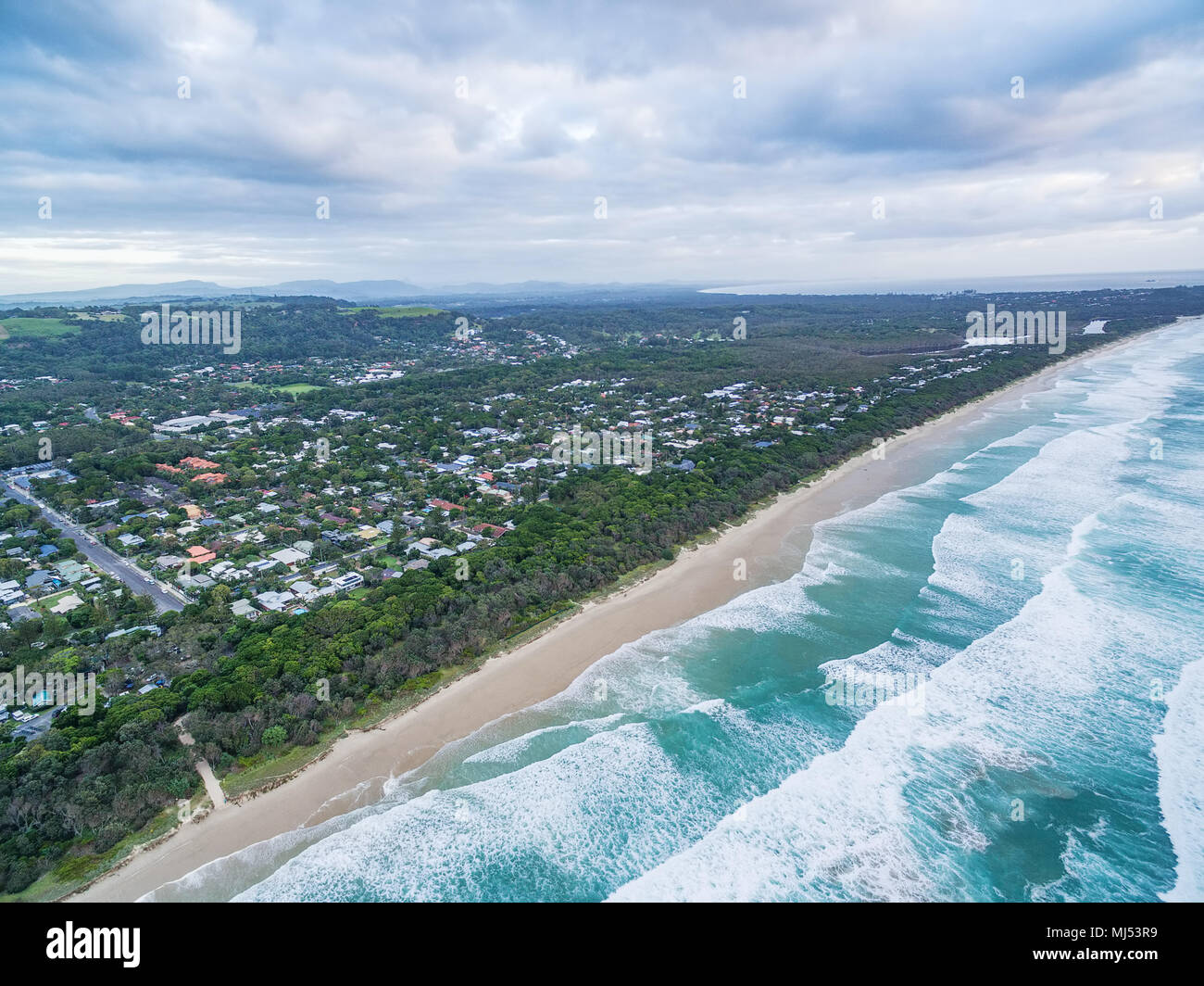 Vista aerea del Suffolk Park sobborgo e fascia costiera sull'oceano nel Nuovo Galles del Sud, Australia Foto Stock