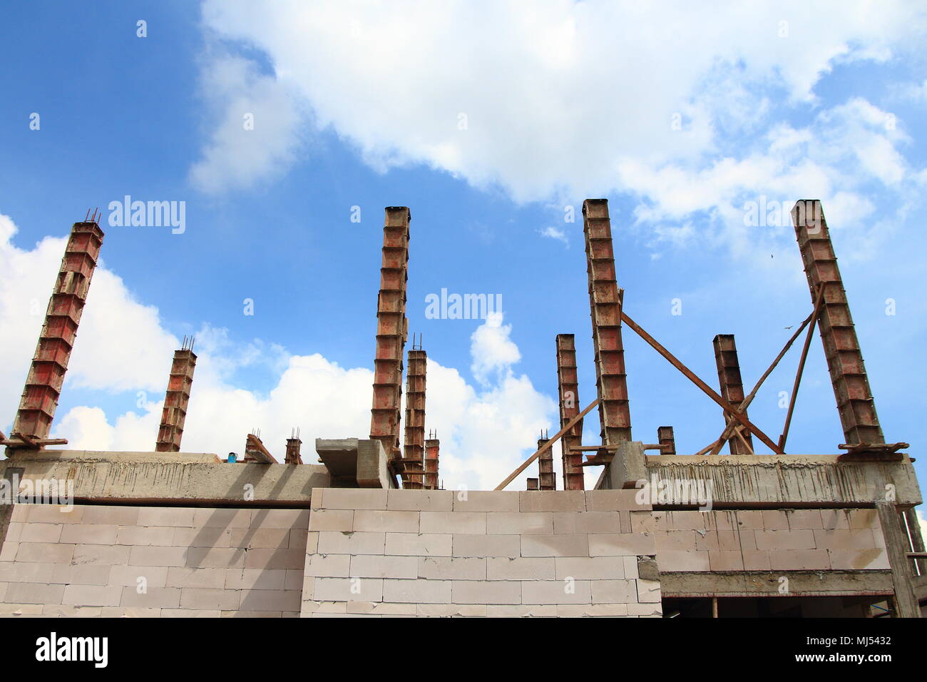 Sito in costruzione. casa costruzione in corso. Calcestruzzo di colonna Foto Stock