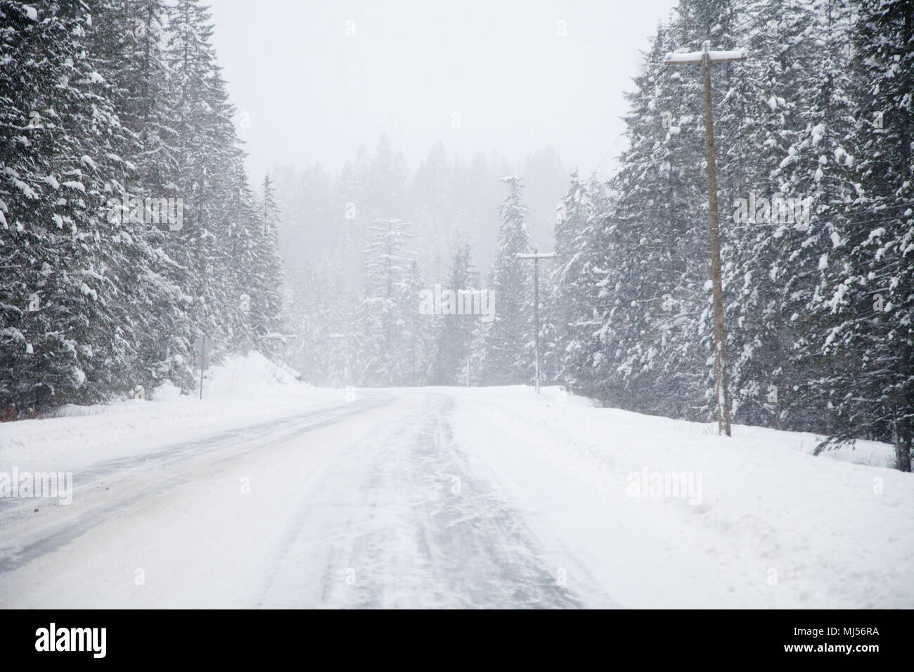 Guida invernale, aiuta quando la jeep 4x4 è dotato di un T/pneumatici, scena lungo autostrade e strade secondarie. Foto Stock