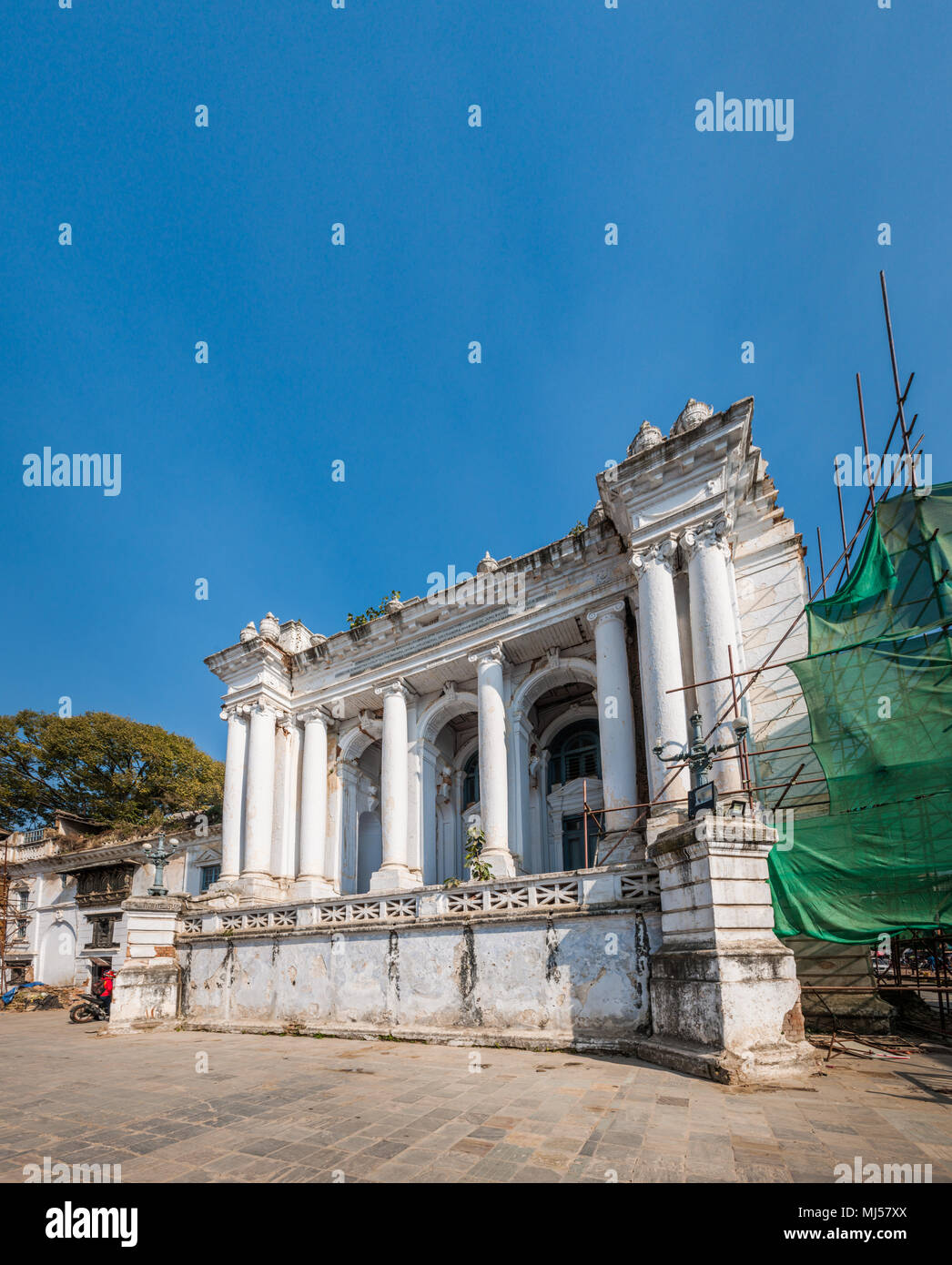 La facciata della Gaddi Baithak, Durbar Square, Layaku Marg, Kathmandu, Valle di Kathmandu, Nepal, danneggiato in seguito al terremoto 2015 Foto Stock