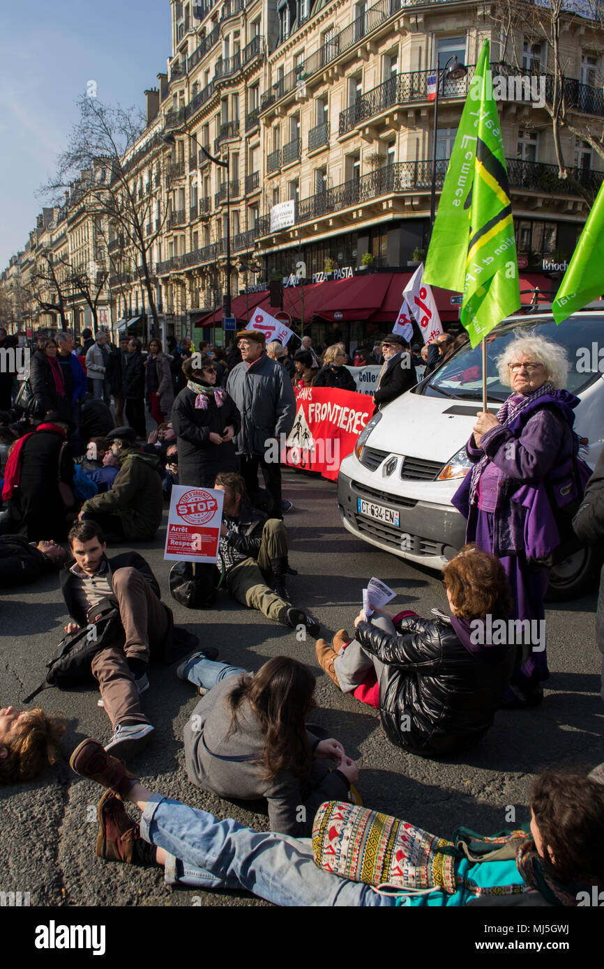 Parigi, Francia 2016. Azione diretta per protestare contro lo stato di emergenza Foto Stock
