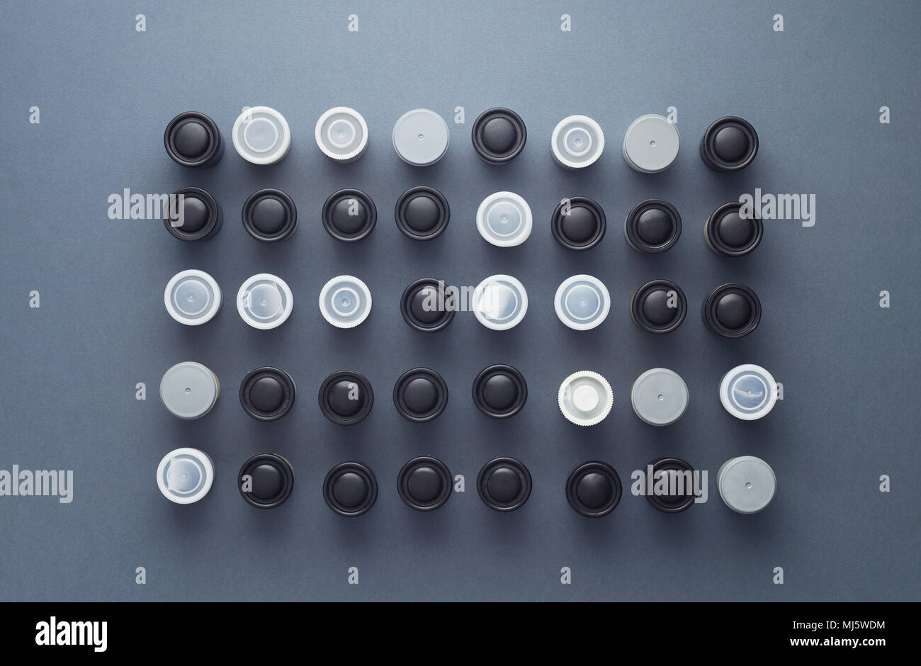 Foto di rotoli di pellicola ben organizzata su sfondo blu scuro, sopra visualizza Foto Stock