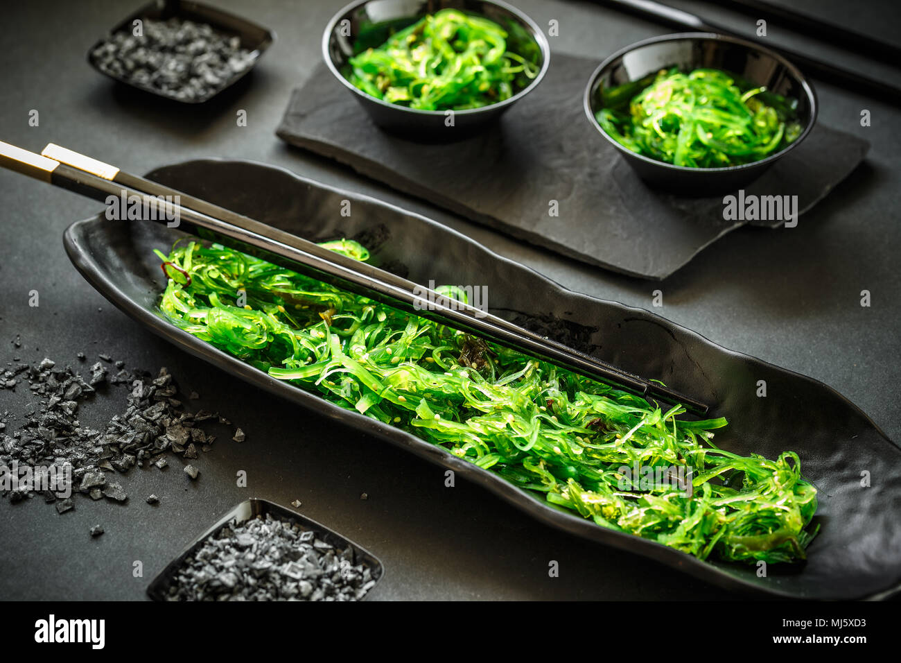 Una deliziosa fresca insalata di alghe marine su sfondo nero Foto Stock