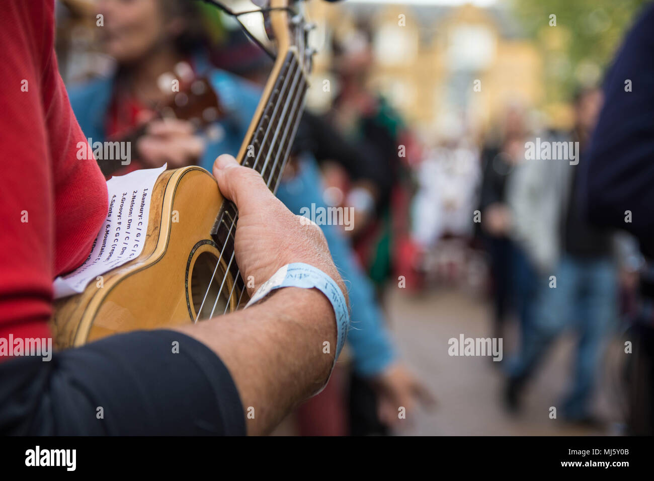 Passeggiando ukulele player esegue a Banbury cavallo Hobby & Folk Festival Foto Stock