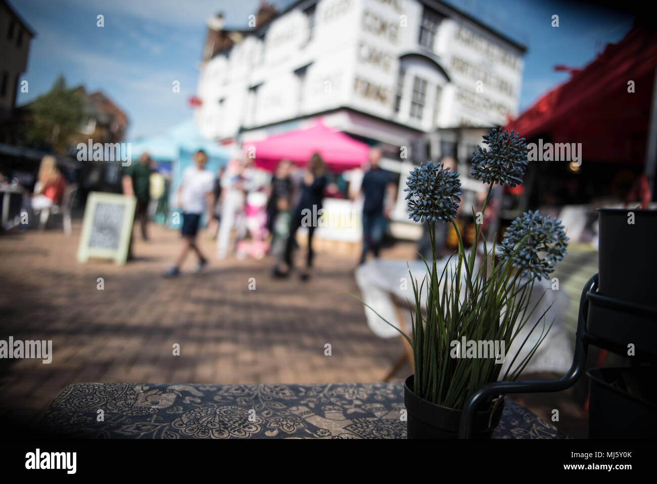 Guardando attraverso il centro della città durante il gusto della molla food fair in Banbury 2018 Foto Stock